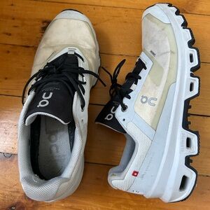 On Cloudventure Trail Waterproof Running Shoe / women’s  7.5 glacier white